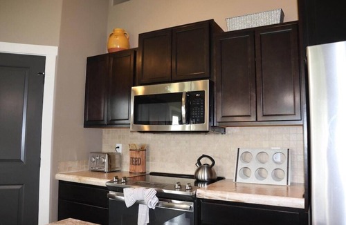 Columbia Falls House | Stunning Mountain Views - 15 Min to Glacier - Jacuzzi suite - Lg Fenced Dog Yard