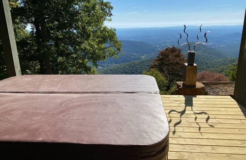 Free Union House | Stunning Mountain-Top Views w Hot Tub & 6 Bedrooms