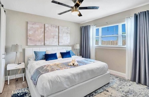 Deerfield Beach Villa | Stunning New Heated Pool and Jacuzzi 4 Bedroom Gameroom Dog Friendly