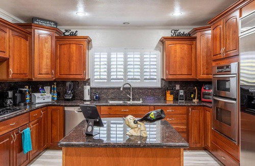 Ladera Heights House | Stunning, Pvt Lux Home-Modern Vibe-King Bed, Jacuzzi, Fire Pit, BBQ, Much More!