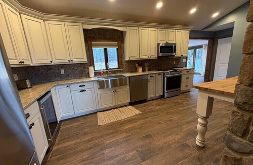 Jewett House | Stunning Views Movie Theater and Next To Skiing