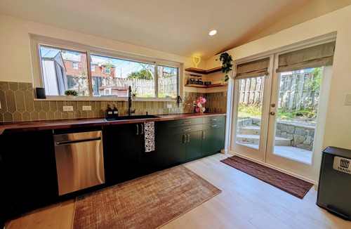 Huntington House | Stunning, Warm, and Perfectly Located 3-bedroom Alexandria Home