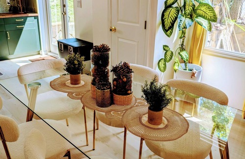 Huntington House | Stunning, Warm, and Perfectly Located 3-bedroom Alexandria Home