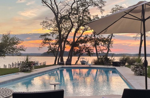 Chester Cottage | Stunning Waterfront Guest Cottage- Sunsets, Pool, Pier