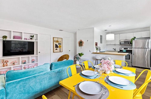 Sailboat Bend Apartment | Stylish 2 BR Condo - Free Parking on Premises