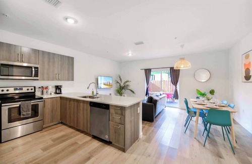 Golden Glades House | Stylish 2-Story Townhouse w/2 Parking Spots