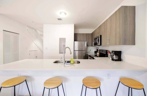 Golden Glades House | Stylish 2-Story Townhouse w/2 Parking Spots