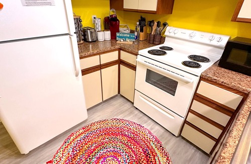 Rehoboth Beach Apartment | Stylish 2BR Condo Near Beach/Large Pool & Patio/Pet Friendly
