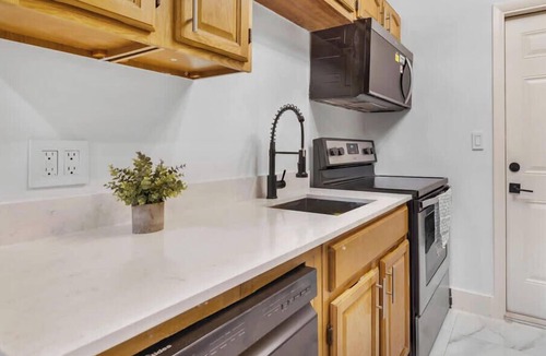 Buena Vista Apartment | Stylish 2BR + Parking in Design District
