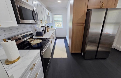 Attleboro Apartment | Stylish 2BR Sleeps 6 Near Gillette, Boston & Providence