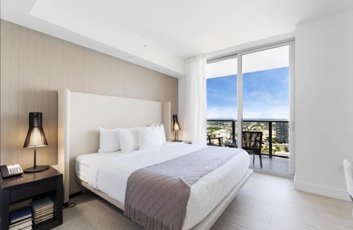 Hollywood Apartment | Stylish 3BR Resort Condo with Beach Access, Two Infinity Pools and Private Balcony - 25 min to FIFA!