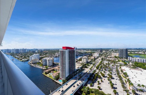 Hollywood Apartment | Stylish 3BR Resort Condo with Beach Access, Two Infinity Pools and Private Balcony - 25 min to FIFA!
