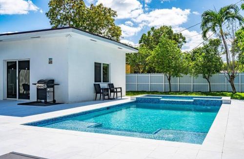 North Miami Villa | Stylish 4 Bedroom Home with Pool, 12 Minutes to the beach