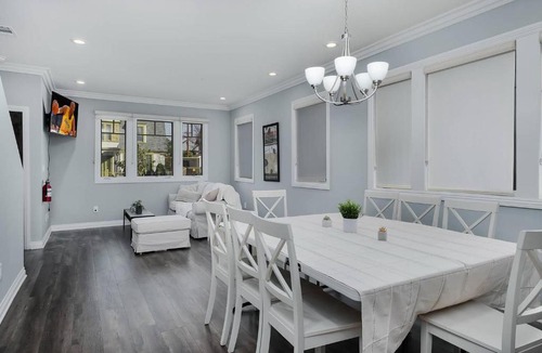 Mid City House | Stylish 4 BR house near Korea Town (Central LA)