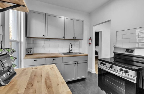 Niagara Falls House | Stylish 4BR Home | Mins to Falls & All Attractions