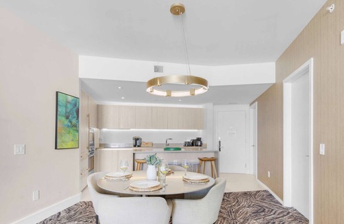 Hollywood South Central Beach Apartment | Stylish apt + Stunning Ocean Views + Top Amenities