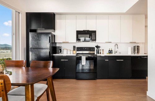 Little Tokyo Apartment | Stylish Art District Retreat | Walk to little Tokyo