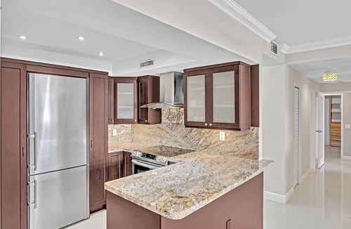 Hollywood South Central Beach Apartment | Stylish Beachfront Gem ~ Sea View, Pool, Gym, Pkg!