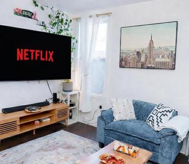 The Heights House | Stylish Bright Stay with Free Parking 15 Min to NYC