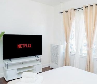 The Heights House | Stylish Bright Stay with Free Parking 15 Min to NYC