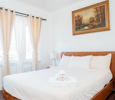 The Heights House | Stylish Bright Stay with Free Parking 15 Min to NYC