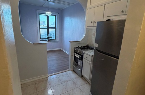 Williamsbridge Apartment | Stylish Bronx apt near Allerton Ave: perfect for groups & 30+ day stays.