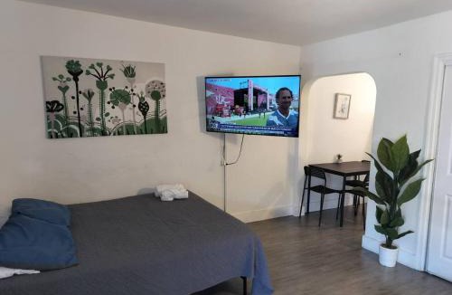 Parkside Apartment | Stylish & Comfortable Studio at 1823 Dewey St E