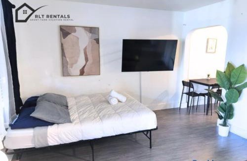 Parkside Apartment | Stylish & Comfortable Studio at 1823 Dewey St E
