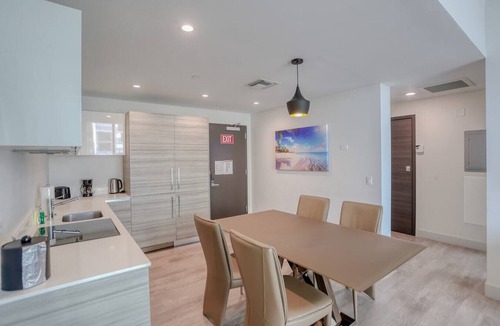 Hollywood Lakes Condo | Stylish Condo w/Partial Ocean View Retreat-CS16