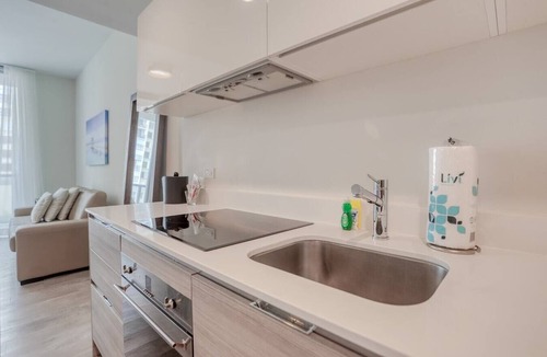 Hollywood Lakes Condo | Stylish Condo w/Partial Ocean View Retreat-CS16