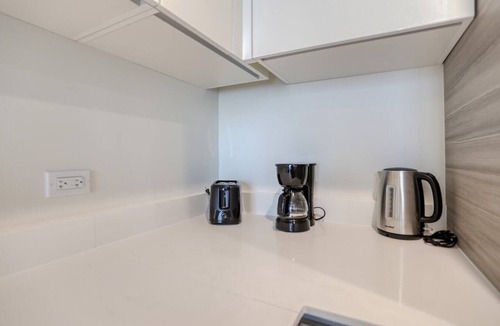 Hollywood Lakes Condo | Stylish Condo w/Partial Ocean View Retreat-CS16