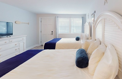 Lower Township Hotel | Stylish Double Queen Room for Families and Friends