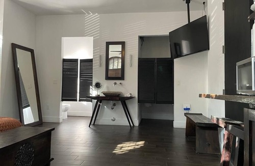 Northeast Miami Hotel | Stylish Hotel Room with Kitchenette