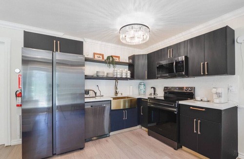 Middle River Terrace Apartment | Stylish House: Elegance & Comfort in Every Corner