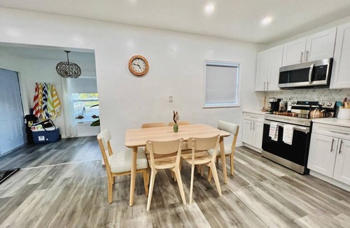 North Andrews Gardens House | Stylish House w/Hot Tub, Close to Beach & Stadium