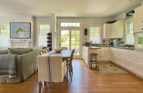 Tisbury House | Stylish In-Town Cottage- Walk to everything!