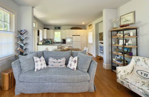 Tisbury House | Stylish In-Town Cottage- Walk to everything!