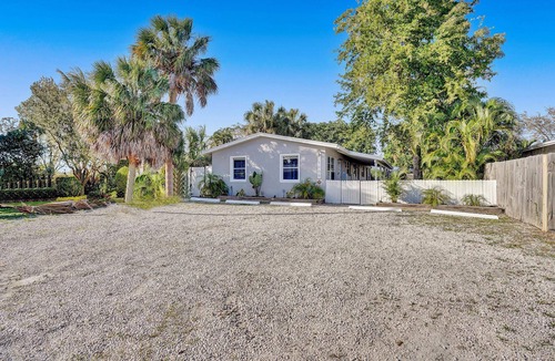 Middle River Terrace House | Stylish King Suite Near Beach, Bars & Dining