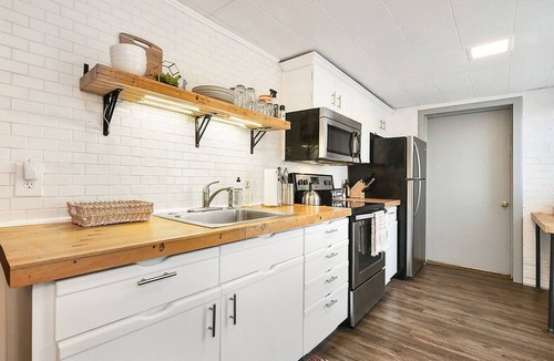 Crafton House | Stylish Loft with Deck and Parking