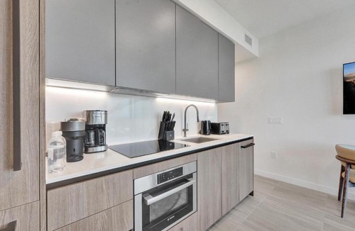 North Beach Apartment | Stylish Miami Condo with Beach Access at 72 Park
