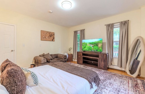 Everett Apartment | Stylish Modern 5BR Home W/Private Balcony