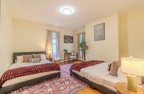 Everett Apartment | Stylish Modern 5BR Home W/Private Balcony