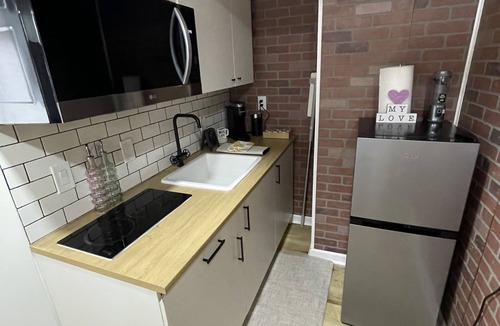 Fentress Apartment | Stylish Modern Studio near Town Center & I-264