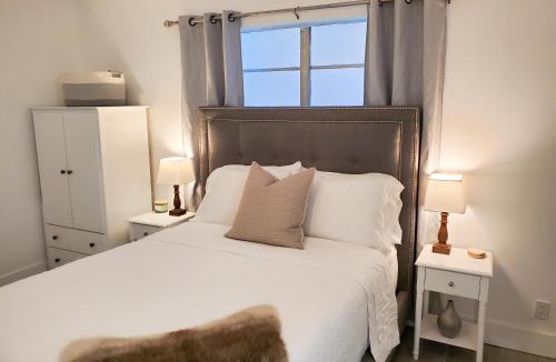 Riverside Park House | Stylish & Newly-Renovated Suites near Las Olas