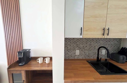 North Beach Apartment | Stylish Newly Renovated Boutique 210–Walk to Beach