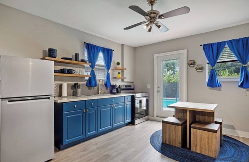 Golden Glades House | Stylish North Miami Guesthouse with King Bed, Parking, WIFI