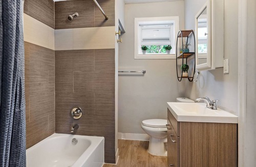 Golden Glades House | Stylish North Miami Guesthouse with King Bed, Parking, WIFI