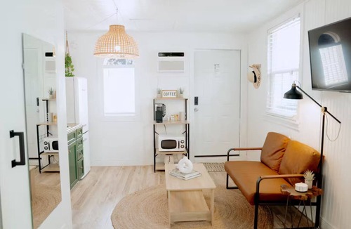 Lake Worth Cottage | Stylish Private Cottage + Yard | Walk to Dining