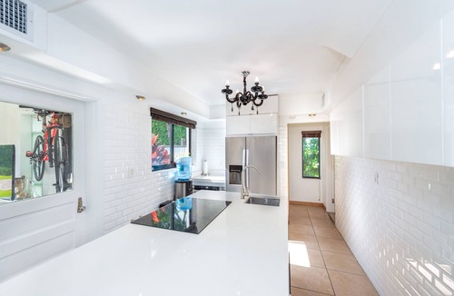 West Little Havana Villa | Stylish riverfront villa in central location