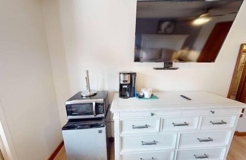 Edray Hotel | Stylish room at Allegheny Springs - sleeps 4! by RedAwning